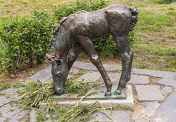 Skulptur von Renée Sintensis, Fohlen